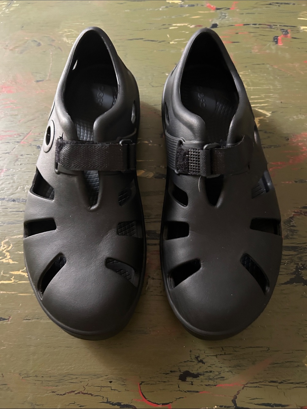 OOFOS Men's 8 or Ladies 10 Black Closed-Toe Water-Friendly Sandals